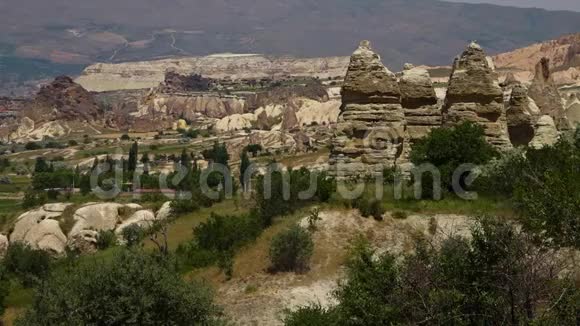 在山区景观中有建筑物的尖石岩层视频的预览图