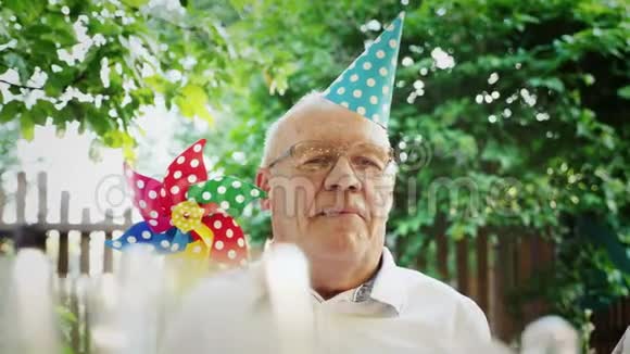 一位头戴节日帽的快乐老人的肖像视频的预览图