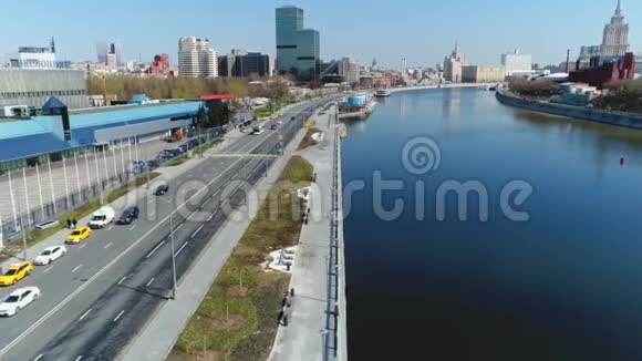 夏季白天在靠近市中心的莫斯科河附近的道路上在蓝天的映衬下汽车的空中景观场景城市视频的预览图