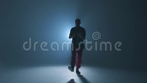 一位穿着休闲服装跳舞的年轻男舞者的肖像时髦的嘻哈舞慢动作视频的预览图