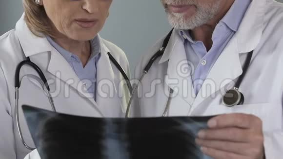 全科医生向肺心病专家咨询肺部x线视频的预览图