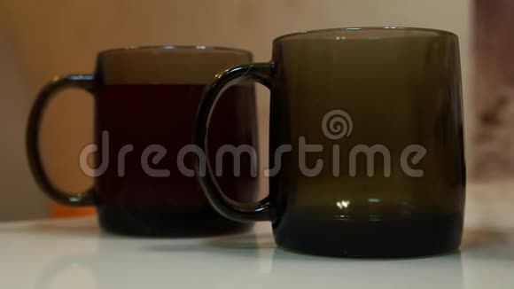 茶点把茶倒进杯子里喝茶视频的预览图