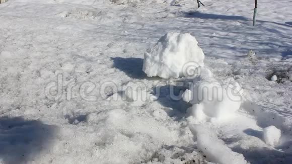 冬天结束时融化的雪被扔进花园视频的预览图
