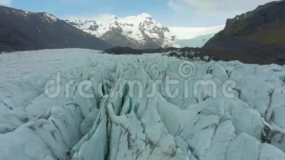 斯维纳费尔斯乔卡尔冰川灰和裂缝冰岛鸟瞰图视频的预览图