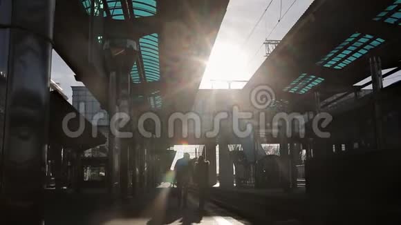 在最后的阳光下在火车站的站台上告别年轻的爱人年轻的剪影视频的预览图