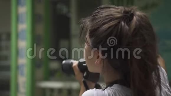 年轻女性在旅行时使用专业摄影相机拍照近距离旅行的女人在视频的预览图