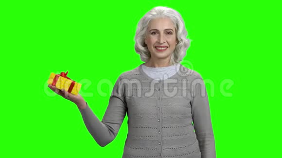 女人拿着礼物在Chroma键背景上视频的预览图