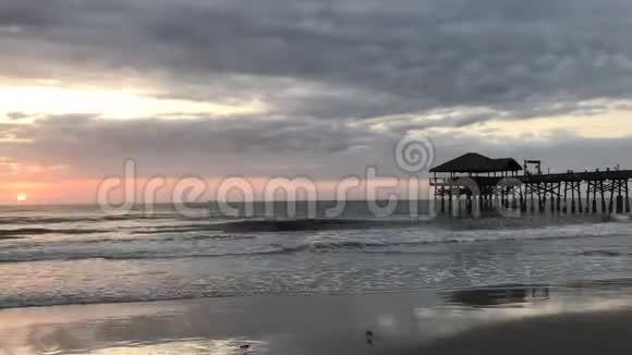 佛罗里达州可可海滩码头日出时间视频的预览图