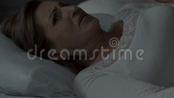 由于夜间噪音引起的头痛失眠女士无法入睡视频的预览图