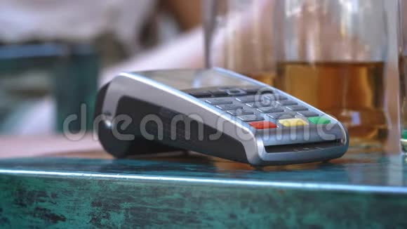的NFC信用卡支付男性手的客户支付与非接触式信用卡与NFC技术银行服务视频的预览图