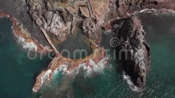 空中射击大西洋沿岸的天然游泳池不明身份的游客在其中游泳海浪拍打着视频的预览图