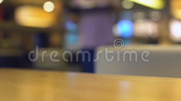 带塑料托盘的妇女坐在咖啡厅自助餐厅食堂视频的预览图