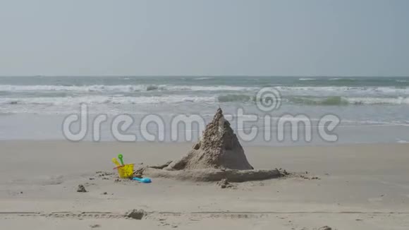 沙滩上的沙滩城堡视频的预览图