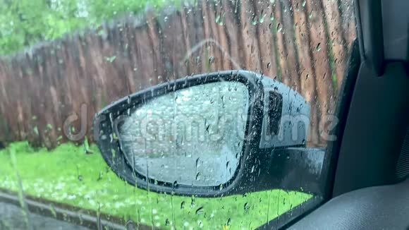 侧窗和车镜上的雨滴视频的预览图