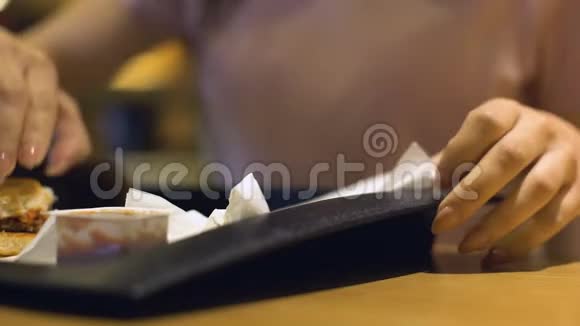 年轻女子餐后从桌上拿塑料托盘自助餐厅视频的预览图