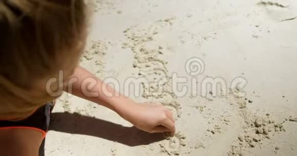 在沙滩上写名字的女孩视频的预览图