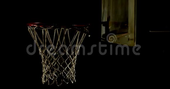 篮球被扔在篮圈4k视频的预览图