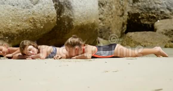 小兄弟睡在沙滩上视频的预览图
