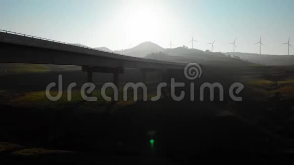 汽车在山谷上方的桥路上行驶在山上阳光灿烂的早晨空中在高架桥上驾驶的车辆上空飞行视频的预览图