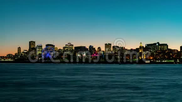 日落到夜幕降临的蒙特利尔城市天际线市政厅与圣劳伦斯河视频的预览图
