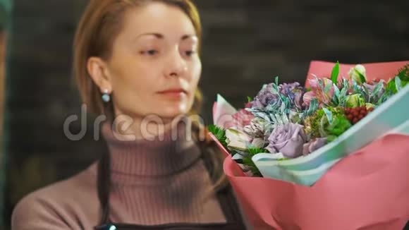 女人花店展示了一束美丽的花快关门视频的预览图