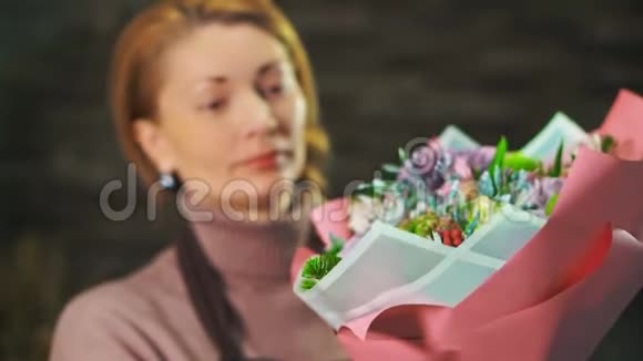 女人花店展示了一束美丽的花快关门视频的预览图