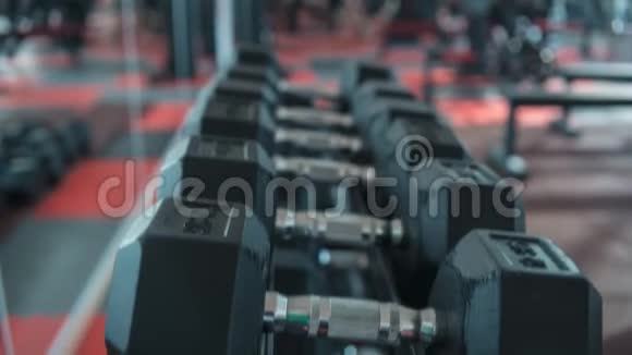 健身房里的哑铃循环视频的预览图