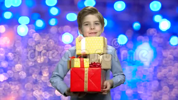 带圣诞礼盒的儿童肖像视频的预览图