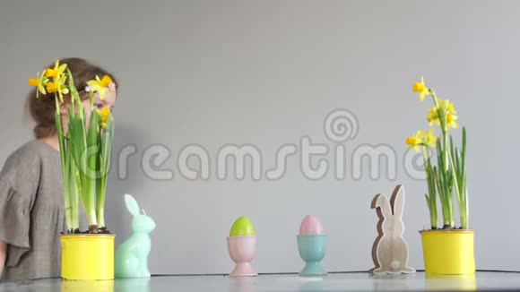 在复活节假期寻找巧克力蛋的快乐孩子复活节装饰大师班视频的预览图