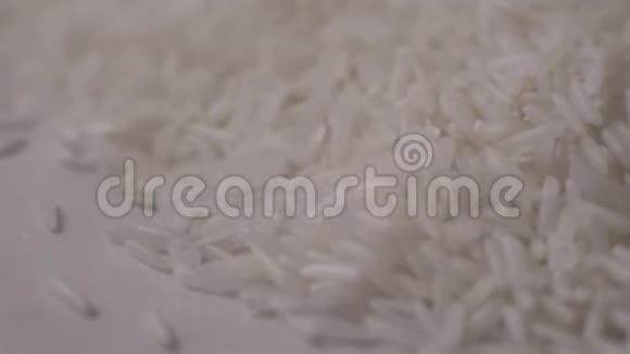 特写白米饭上桌米饭倒了慢动作视频的预览图