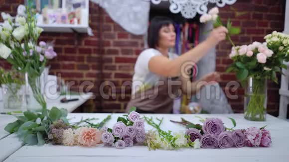 花艺设计工作室花艺设计专业花艺师选用玫瑰花枝视频的预览图