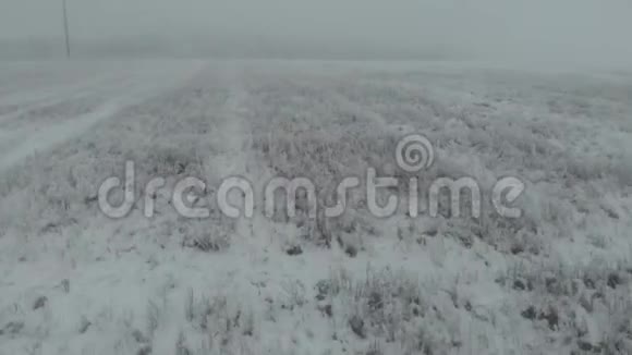 雾天4k冬季雪场上空的鸟瞰低景视频的预览图