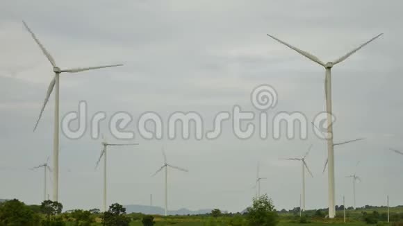 绿色领域的风力涡轮机在阴云密布的情况下旋转视频的预览图