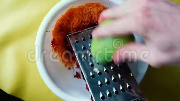男人在烤架上揉着一个苹果在家准备一份蔬菜沙拉俯视视频的预览图