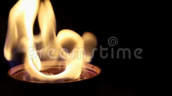 碗里燃烧的火慢动作黄白色的火舌舒适温馨的背景视频的预览图