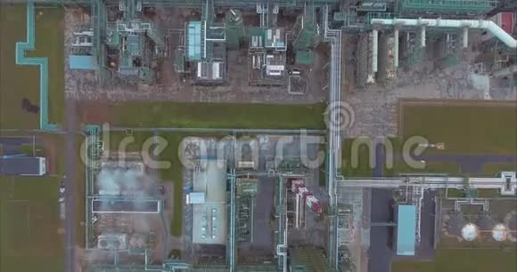 从炼油厂通过公路视频的预览图