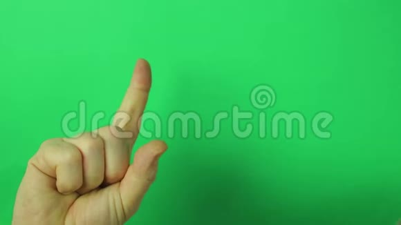 一只绿色背景上的雄手将手指一个个抬起视频的预览图