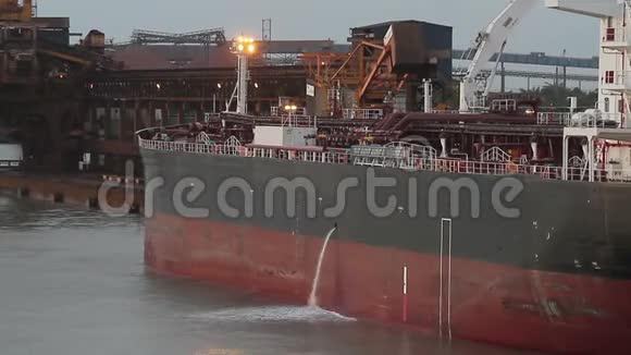 货船排放压载水视频的预览图