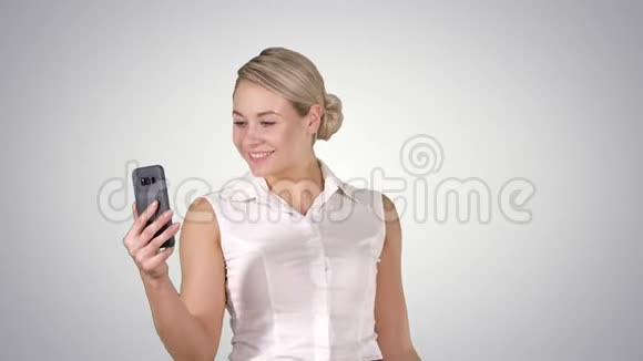 销售消费主义技术和人的概念快乐的年轻妇女与智能手机和购物袋自拍视频的预览图