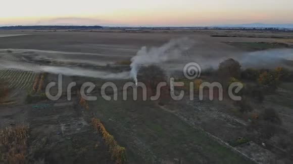 日落时分从无人机高度俯瞰乡村的全景视频的预览图