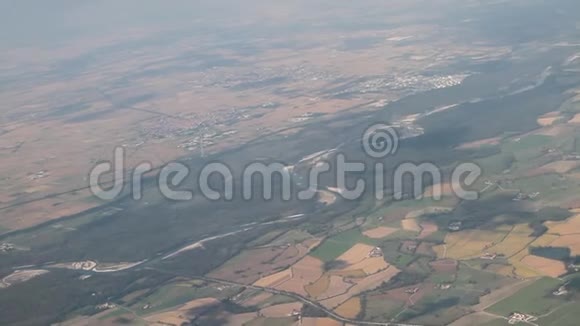 航空拍摄陆地表面经过阴意大利米兰视频的预览图