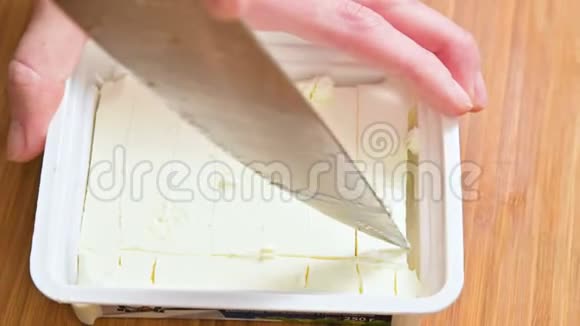 用一把小刀在塑料包装上切豆腐奶酪视频的预览图