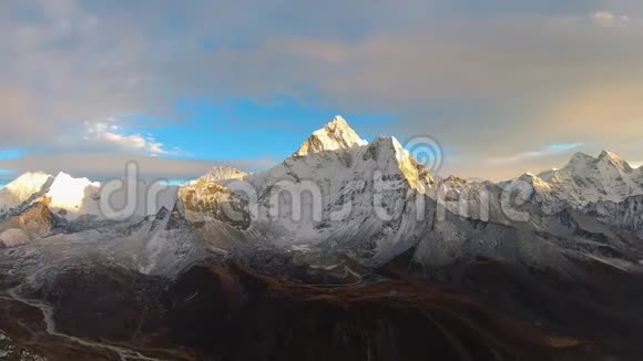 日落时的阿马达布拉姆山尼泊尔喜马拉雅山视频的预览图