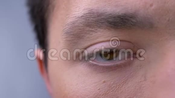 白种人黑黑肤色男子的棕色眼睛特写镜头视频的预览图