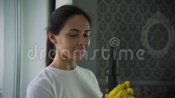 窗户的专业清洁用专用洗涤剂洗窗家庭主妇或清洁女工视频的预览图