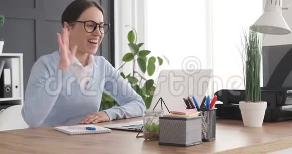 在笔记本电脑上有视频通话的女商人视频的预览图