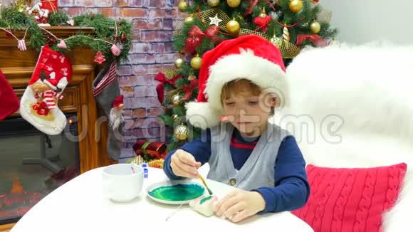 小圣诞老人助手给圣诞树上色视频的预览图