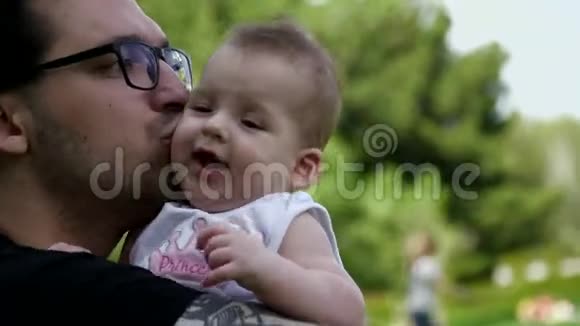 爸爸吻他的女儿视频的预览图