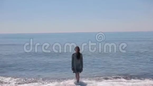 一个穿着短裙子的漂亮女孩走出大海走向镜头视频的预览图
