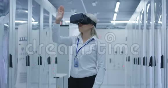 在电站工作的妇女戴着VR眼镜视频的预览图